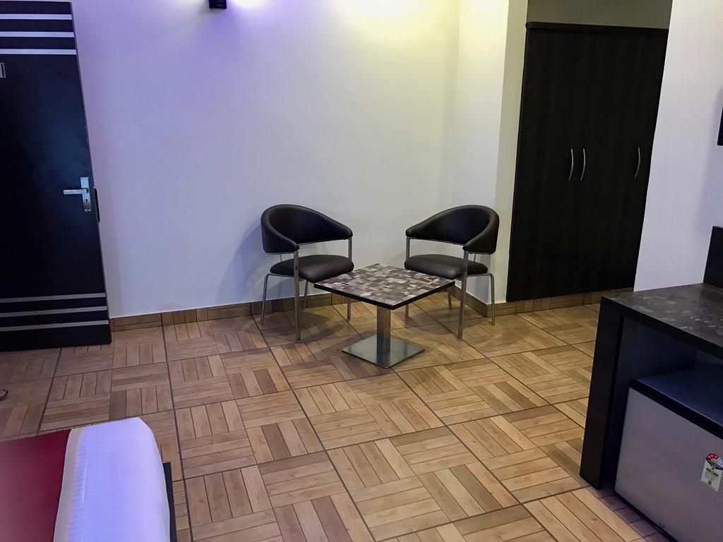 Hotel The Park Residency à Greater Noida Extérieur photo
