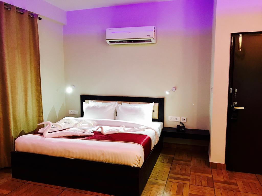 Hotel The Park Residency à Greater Noida Extérieur photo