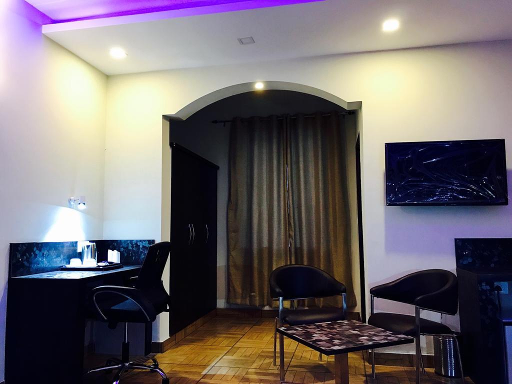 Hotel The Park Residency à Greater Noida Extérieur photo