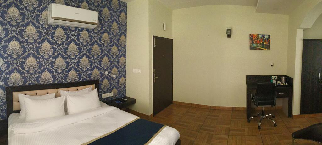 Hotel The Park Residency à Greater Noida Extérieur photo